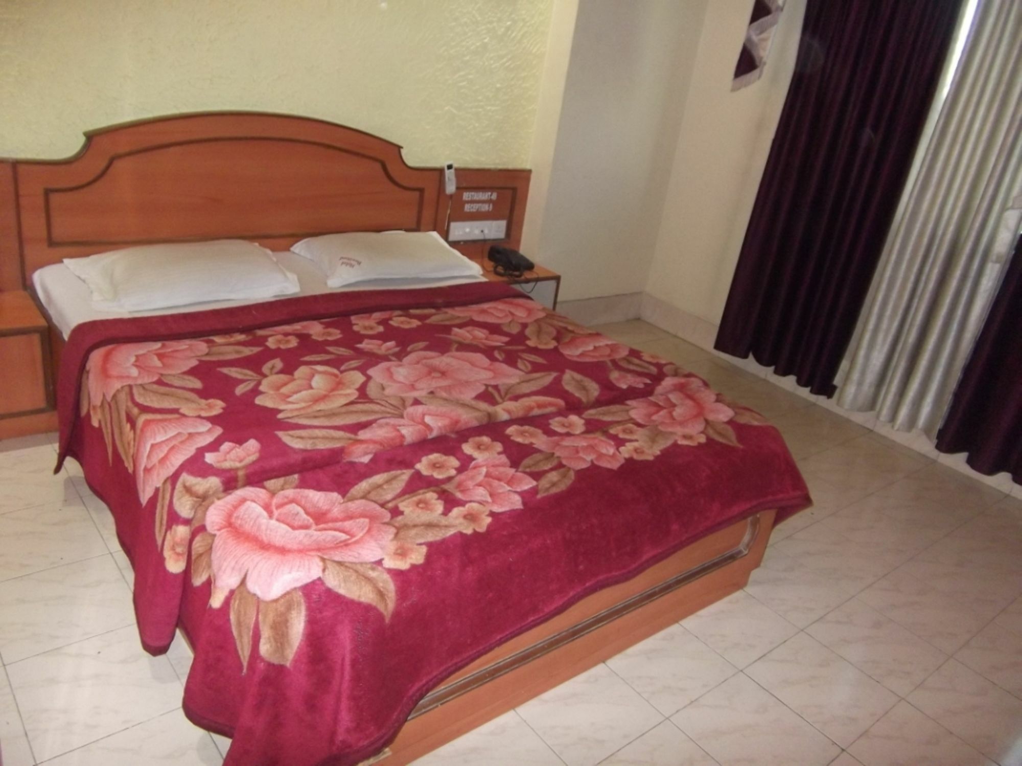 Hotel Ravikant Пюн Екстериор снимка